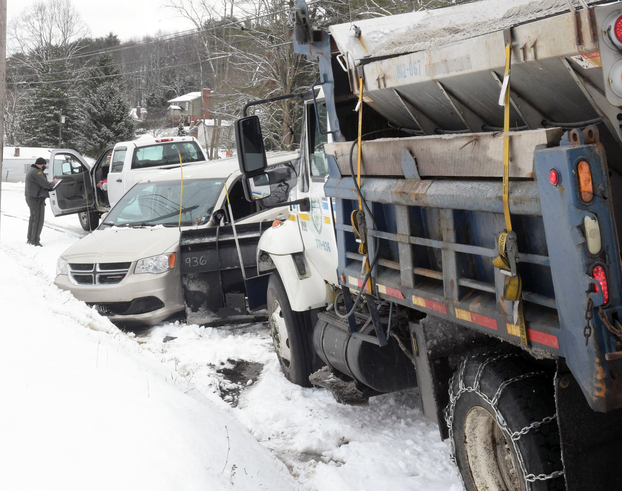 Morning snow brings chaos to roads